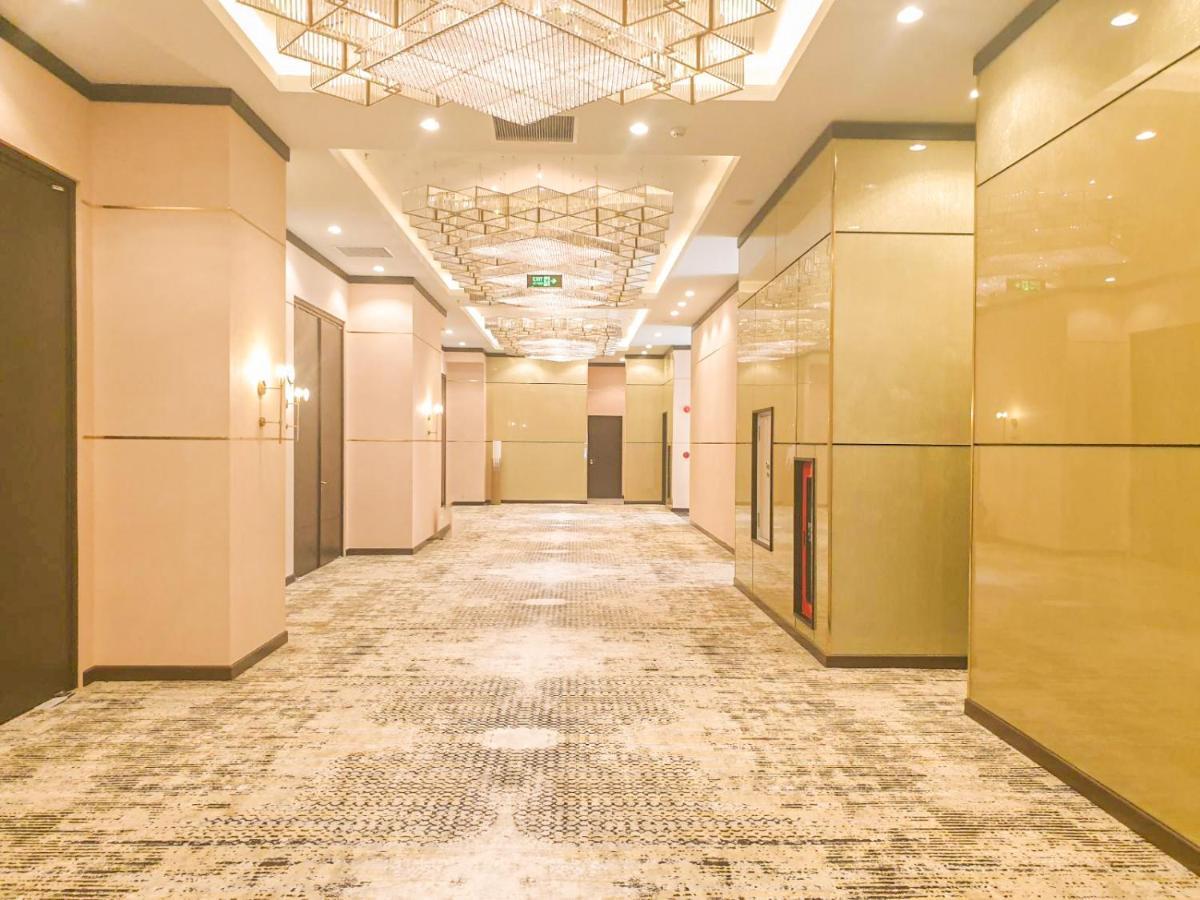 Diamond Stars Ben Tre Hotel מראה חיצוני תמונה A corridor in a hotel