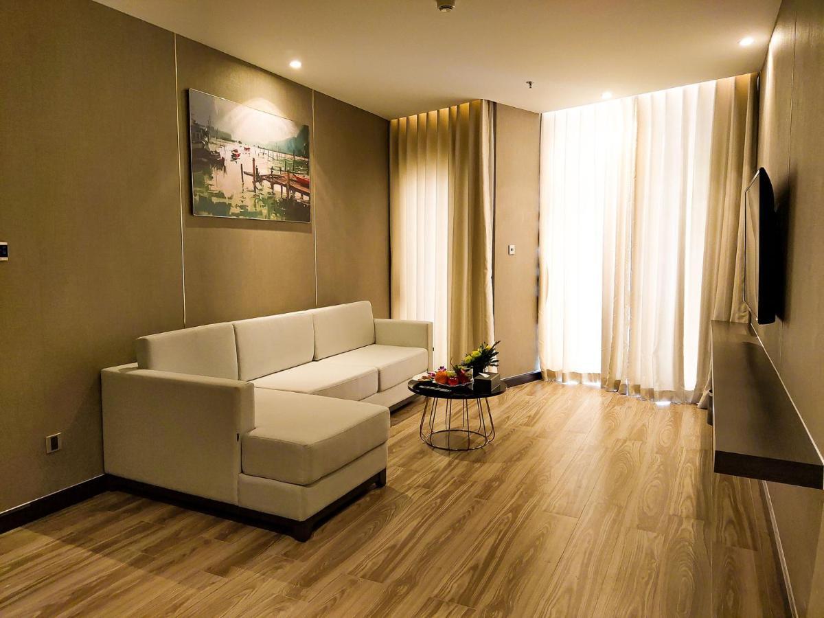 Diamond Stars Ben Tre Hotel מראה חיצוני תמונה A living room with vinyl flooring