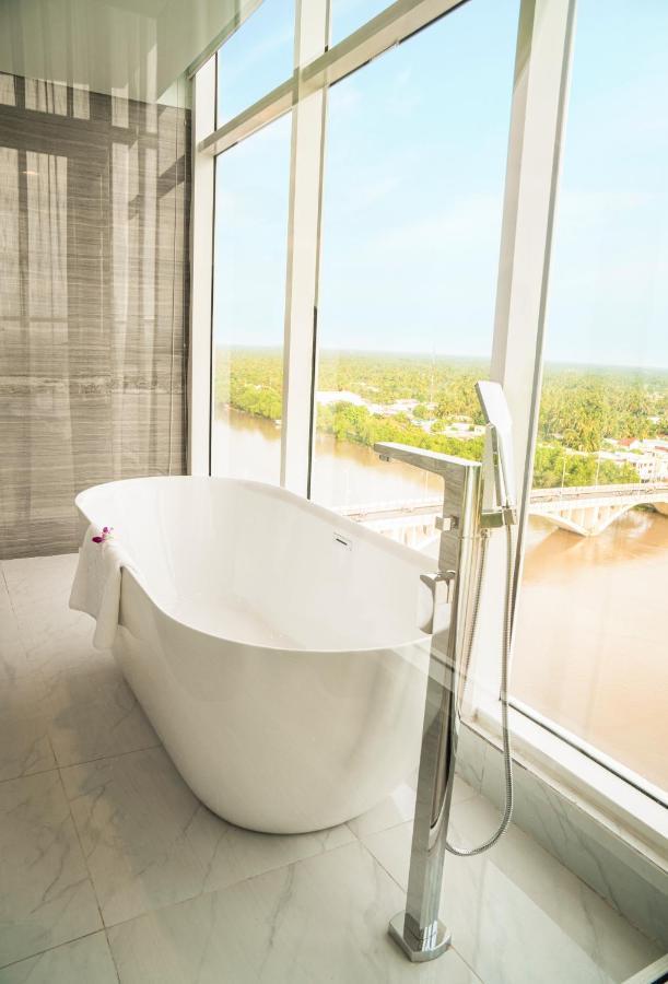 Diamond Stars Ben Tre Hotel מראה חיצוני תמונה A freestanding bathtub