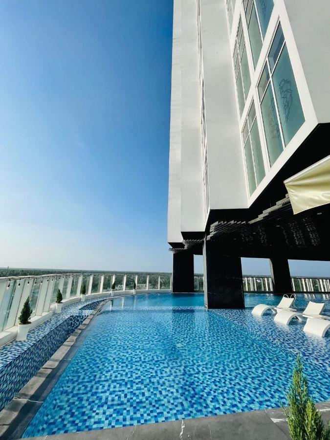 Diamond Stars Ben Tre Hotel מראה חיצוני תמונה The pool at the 360° Sky Bar