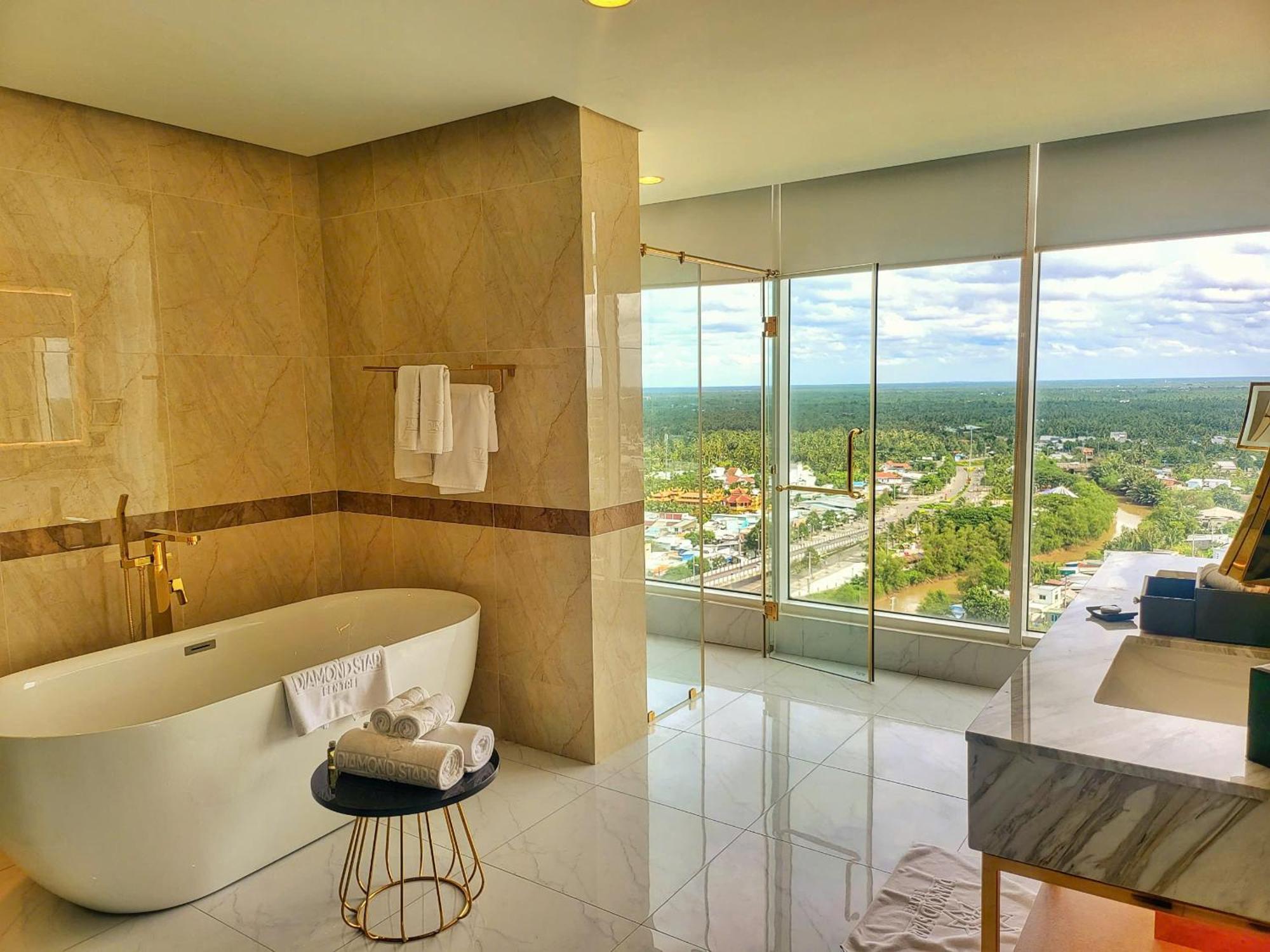 Diamond Stars Ben Tre Hotel מראה חיצוני תמונה Bathroom of a suite at the hotel