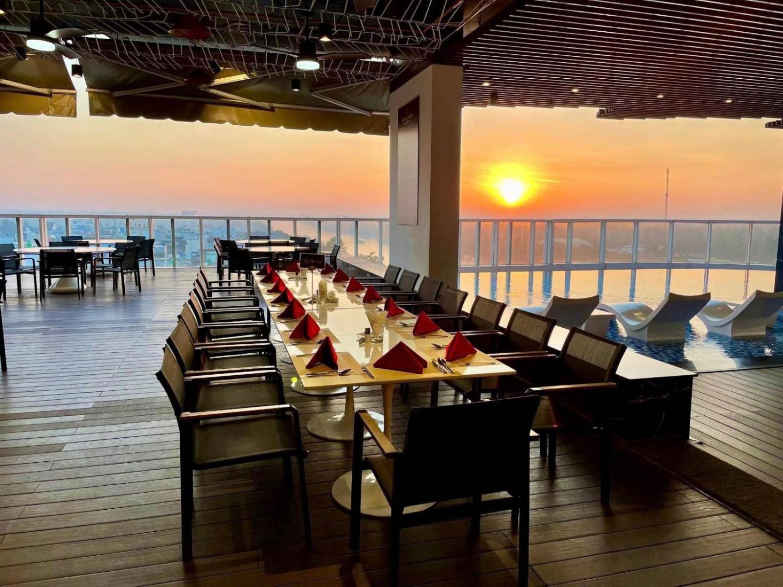 Diamond Stars Ben Tre Hotel מראה חיצוני תמונה Sunset at the Sky Bar